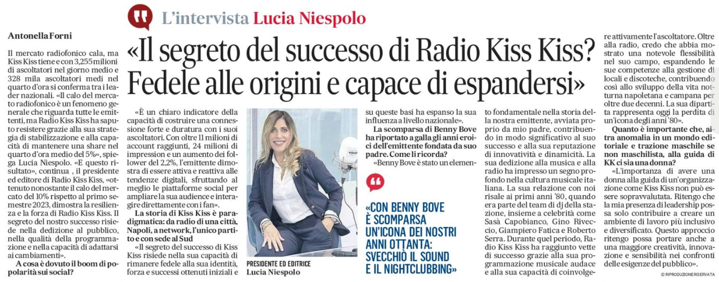 Sasà Capobianco con lo staff completo di Radio Kiss Kiss durante un evento celebrativo della storia dell'emittente radiofonica napoletana